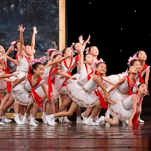 六一儿童舞蹈服红领巾的骄傲中小学生集体舞蹈表演白色纱裙蓬蓬裙