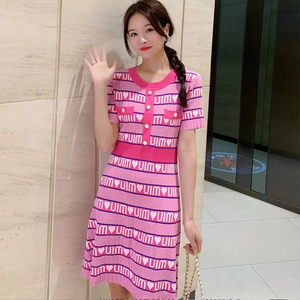 miu家粉色字母爱心桃心针织减龄a字连衣裙夏季显瘦圆领条纹长t裙