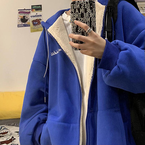 戴帽子衣服男连帽