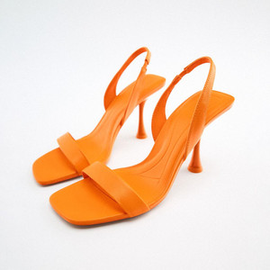 橙色跟凉鞋