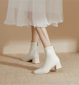 白色短靴女2022年新款秋冬季靴子女粗跟百搭方头马丁靴弹力廋廋靴
