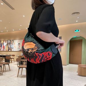 香港包包女2024新款帆布饺子包月牙包时尚胸包女士休闲运动斜挎包