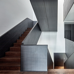 成都德纳里钢板楼梯栏杆定制轻奢极简现代楼梯实木踏步定做铁艺