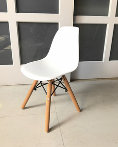 北欧伊姆斯椅子现代简约懒人凳子 书桌椅ins风彩色塑料家用靠背椅