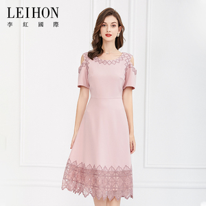 leihon/李红国际2021年镂空肩圆领粉色亮片刺绣a版中长款连衣裙女