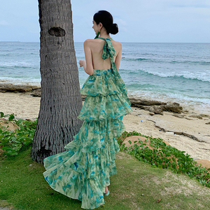 三亚泰国海边度假绿色晕染挂脖露背连衣裙氛围感层层蛋糕裙沙滩裙
