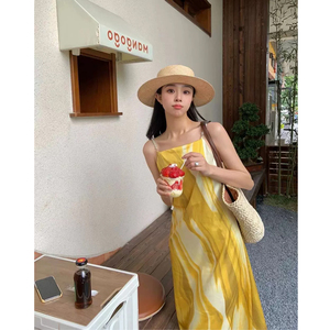 三亚旅行穿搭海边度假沙滩裙女夏季高级感法式黄色印花吊带连衣裙