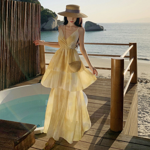 别致漂亮海边度假沙滩吊带裙夏季蛋糕裙绝美碎花v领连衣裙氛围感