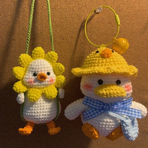 艹青手作你好鸭小黄鸭毛线钩织钩针挂件包挂车钥挂件可爱卡通成品