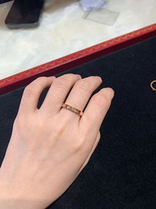 Cartier/卡地亚  C系列 签名款戒指经典单钻 18K金情侣对戒婚戒女