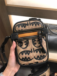 美国代购coach蔻驰dylan男士小怪兽恐龙手机相机包斜挎男包直邮