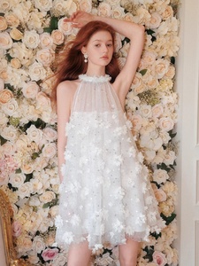 法式小众轻奢礼服高端精致立体花朵白色挂脖连衣裙名媛度假仙女裙