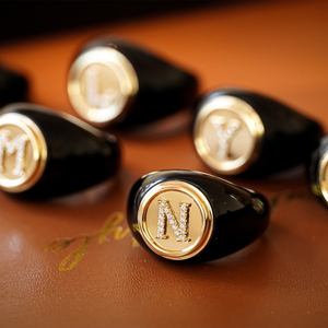 禧乐珠宝 18k金黑玛瑙钻石字母戒指 个性时尚复古典暗夜黑金魅力