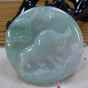 缅甸天然翡翠a货冰糯种飘花牛气冲天生肖牛牌吊坠挂件扭转乾坤