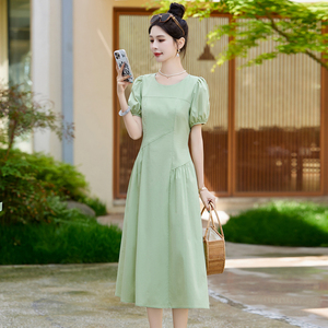 清新绿色纯棉连衣裙女2024夏季新款泡泡袖褶皱收腰显瘦气质长裙子