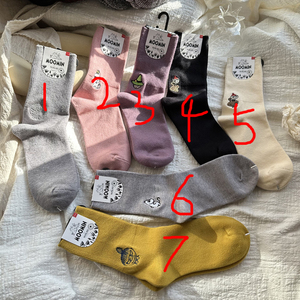 两只袜子外贸店日本韩国原单小众潮袜彩袜刺绣羊绒中筒女袜子