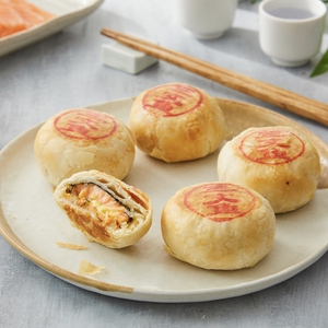 盒马鲜生工坊现烤月饼芥末三文鱼馅2只/4只一盒料多全国顺丰包邮