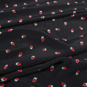 宽幅22姆米黑底草莓重绉连衣裙衬衫桑蚕丝服装布料面料