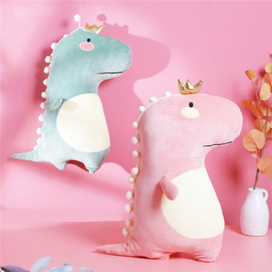 皇冠小恐龙抱枕飘窗装饰拍照道具可爱软体公仔儿童玩偶礼物女生