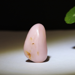 8克天然新疆和田玉籽料桃花玉原石手把件