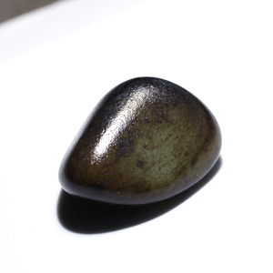 和田玉籽料黑油皮