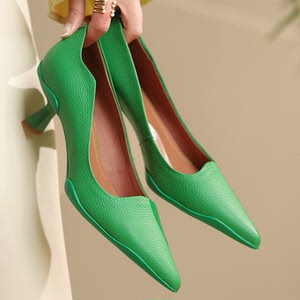 原创2022年春夏新款尖头绿色单鞋网红同款真皮细跟中跟浅口高跟鞋