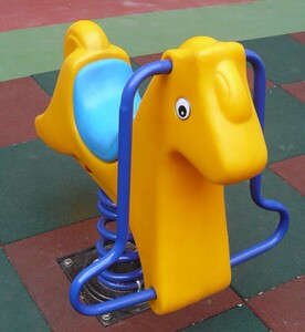 弹簧摇马幼儿园公园小区游乐场儿童室外卷钢摇马pe板 摇摇乐