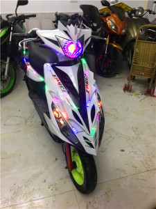 二手鬼火战速摩托车星空鲨鱼白幽灵爆改恶魔眼天马排125cc助力车