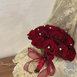 新款中式新娘手捧花结婚领证伴娘红色珍珠玫瑰仿真花束高级配秀禾