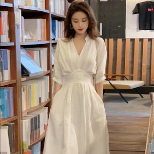 法式白色收腰气质连衣裙女2024新款夏季V领茶歇长款高级感仙女裙