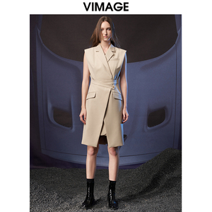 VIMAGE纬漫纪气质挺括卡其色西装连衣裙无袖X型通勤春秋款