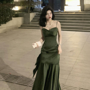 绿色露背大裙摆吊带连衣裙女2024新款高级感收腰显瘦优雅礼服长裙