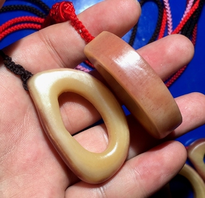 纯天然高密度未脱脂驼骨玉透料阿拉善骆驼骨随型胸坠吊坠diy配饰