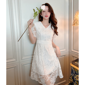 白色蕾丝连衣裙女夏季新款小个子气质小众设计法式修身高级感裙子