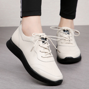 真皮休闲运动妈妈鞋春秋款2021新款舒适软底中年女鞋平底大码皮鞋