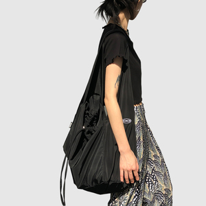 原创包包女2023新款潮大容量单肩包小众设计尼龙黑色束口斜挎大包