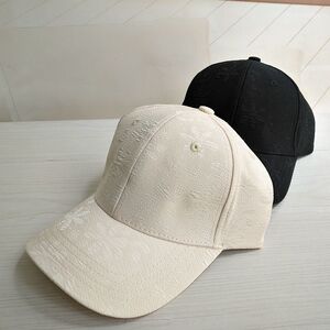 米白色帽子女光面蕾丝压花圆顶棒球帽韩版青年逛街百搭防晒弯檐帽