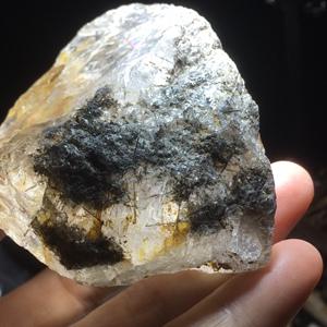 天然黑发晶原石摆件奇石异景风水半宝石可收藏办公室家居饰品毛料