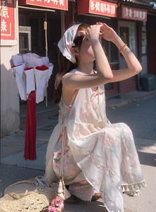 碎花拼接度假风吊带连衣裙女+白色叠穿V领蕾丝网纱罩裙两件套装夏