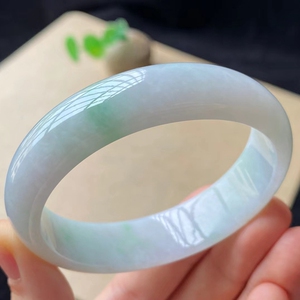 翠东南 已嫁 缅甸天然a货翡翠云南瑞丽腾冲56圈口白底青贵妃镯