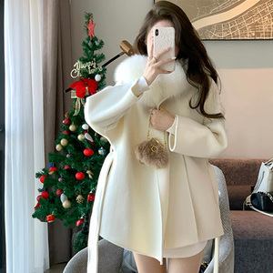 高端呢子大衣元旦节过年战袍女神范冬季穿搭白色连帽短款毛呢外套