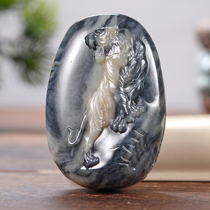 千尺山 玉雕大师翟学甲 和田玉墨玉青花籽料猛虎上山皮带扣 98克