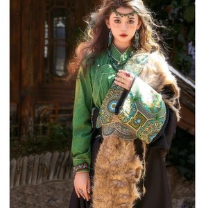 丽江旅拍拉萨藏装男女西藏服饰藏袍藏族传统服装民族绿色织锦新款