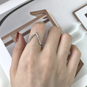 周大福星925纯银v型戒指女时尚个性三角v形几何日常食指潮人指环