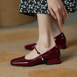 酒红色复古漆皮单鞋女法式一字带玛丽珍鞋粗跟低跟通勤方头小皮鞋