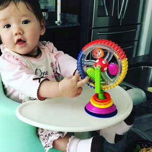 宝宝吃饭餐桌餐椅玩具三色旋转摩天轮吸盘喂饭神器一岁婴儿童摇铃