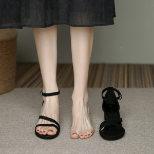 粗跟凉鞋女2024夏季新款英伦风露趾一字带中跟黑色法式气质高跟鞋