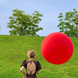 红色正圆草地草坪户外36寸儿童超大气球加厚生日布置网红拍照道具