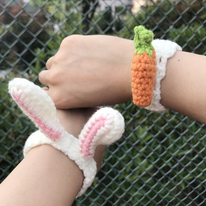 成品可爱毛线手工编织手环兔子小熊兔耳朵胡萝卜手环闺蜜情侣款