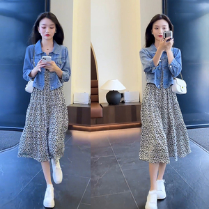 配牛仔外套的裙子短款